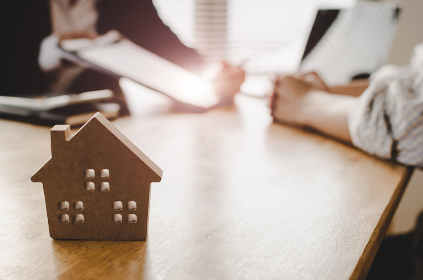 ¿Cómo afecta el artículo 28 de la Ley Hipotecaria a la compra de una casa en herencia?
